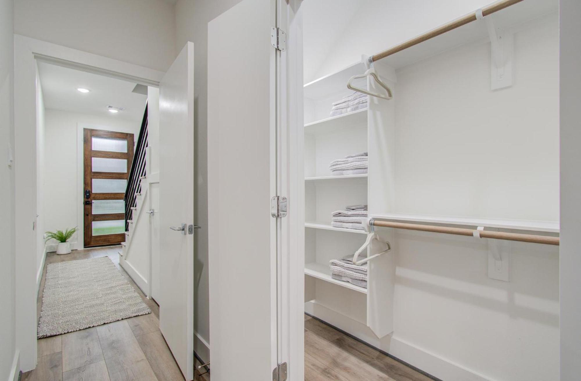 Holiday home Eco-chic Modern, King Bed, 3br, 10 Min To Nrg, Dntwn & Med Center, Inquire For Dscnt *