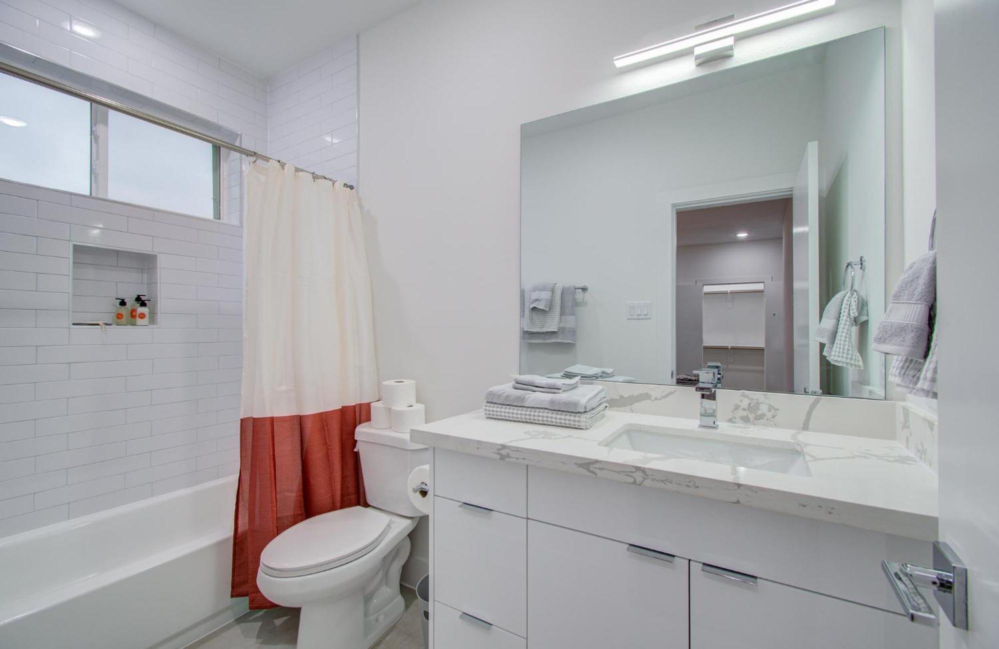 Eco-chic Modern, King Bed, 3br, 10 Min To Nrg, Dntwn & Med Center, Inquire For Dscnt