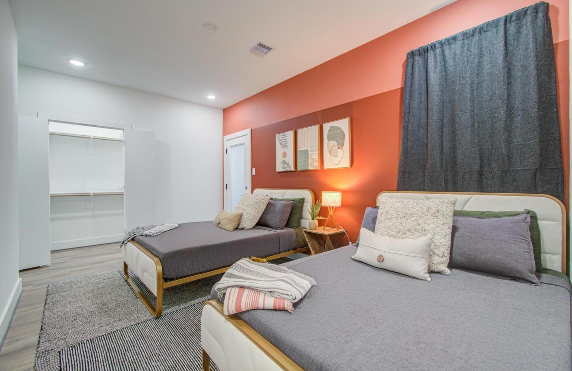 Eco-chic Modern, King Bed, 3br, 10 Min To Nrg, Dntwn & Med Center, Inquire For Dscnt