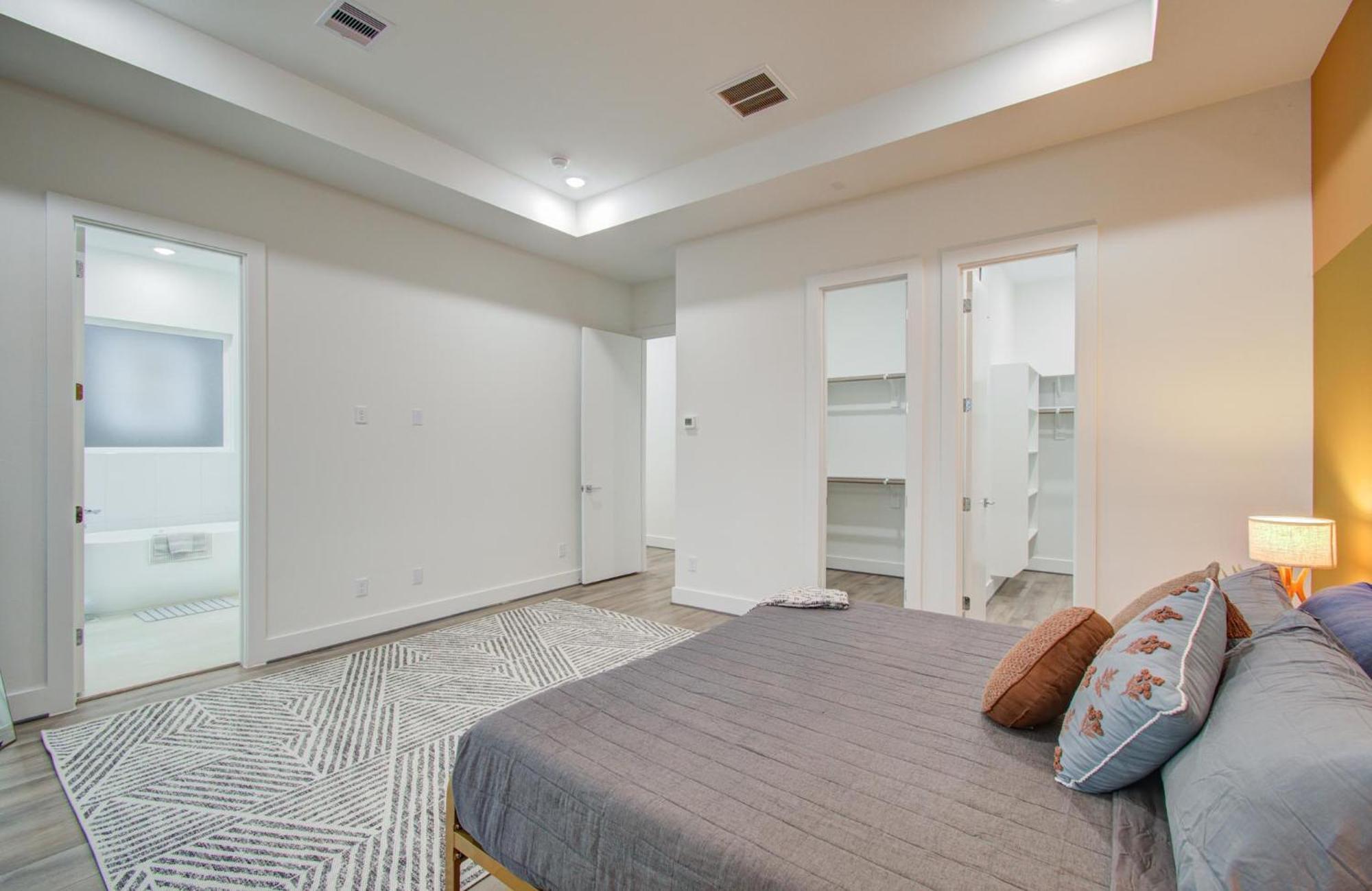 Eco-chic Modern, King Bed, 3br, 10 Min To Nrg, Dntwn & Med Center, Inquire For Dscnt * Houston