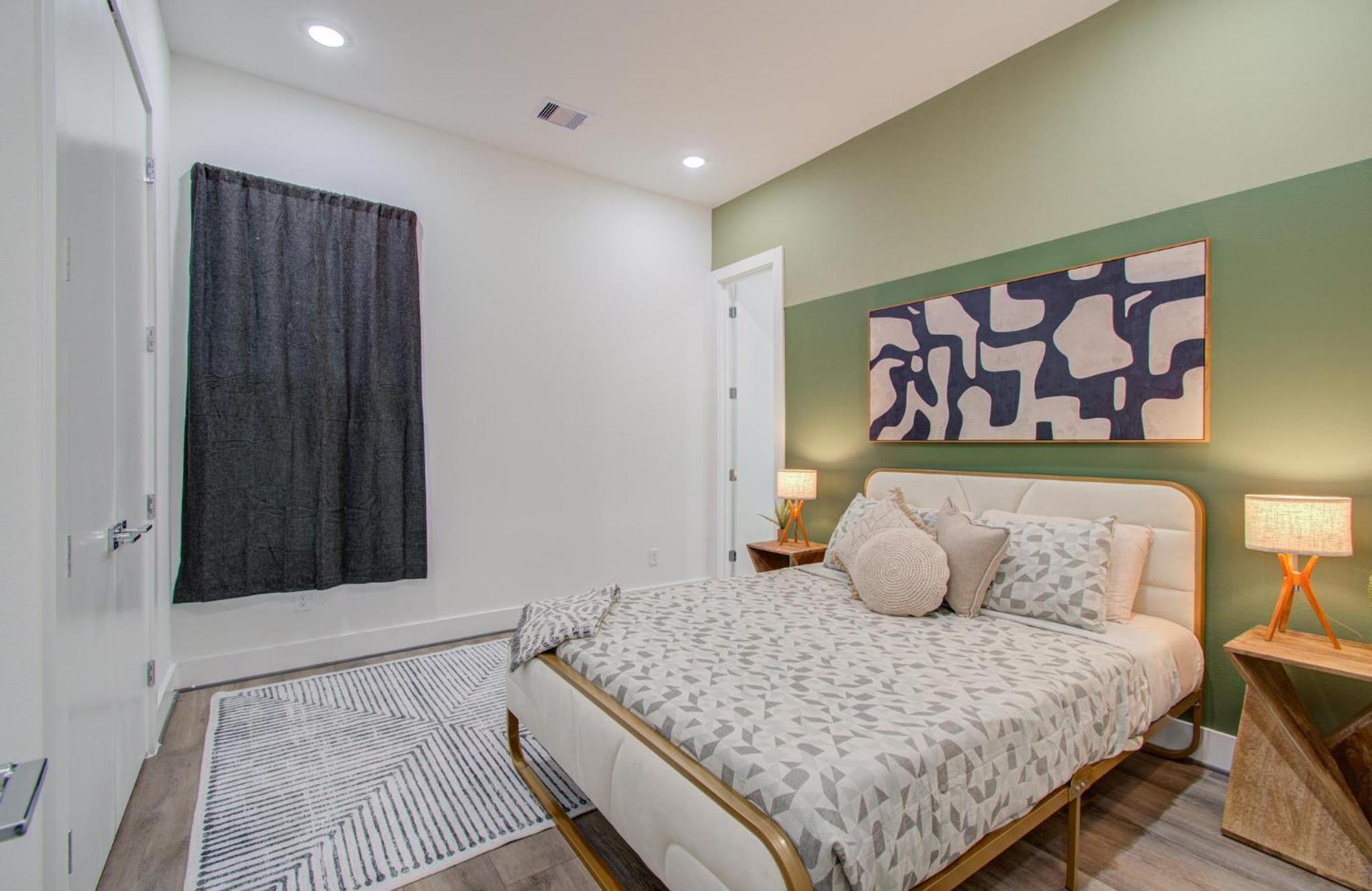 Eco-chic Modern, King Bed, 3br, 10 Min To Nrg, Dntwn & Med Center, Inquire For Dscnt Holiday home *