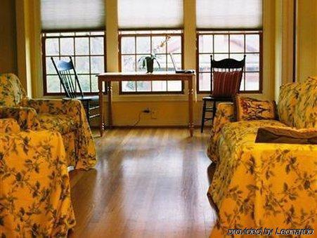 Robin's Nest Bed & Breakfast 3*