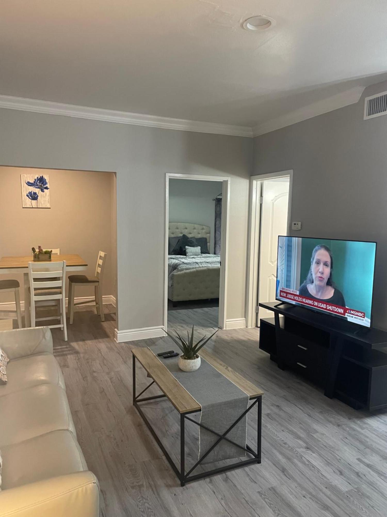 Apartment Huge One Bedroom With 2 Queen Size Beds *