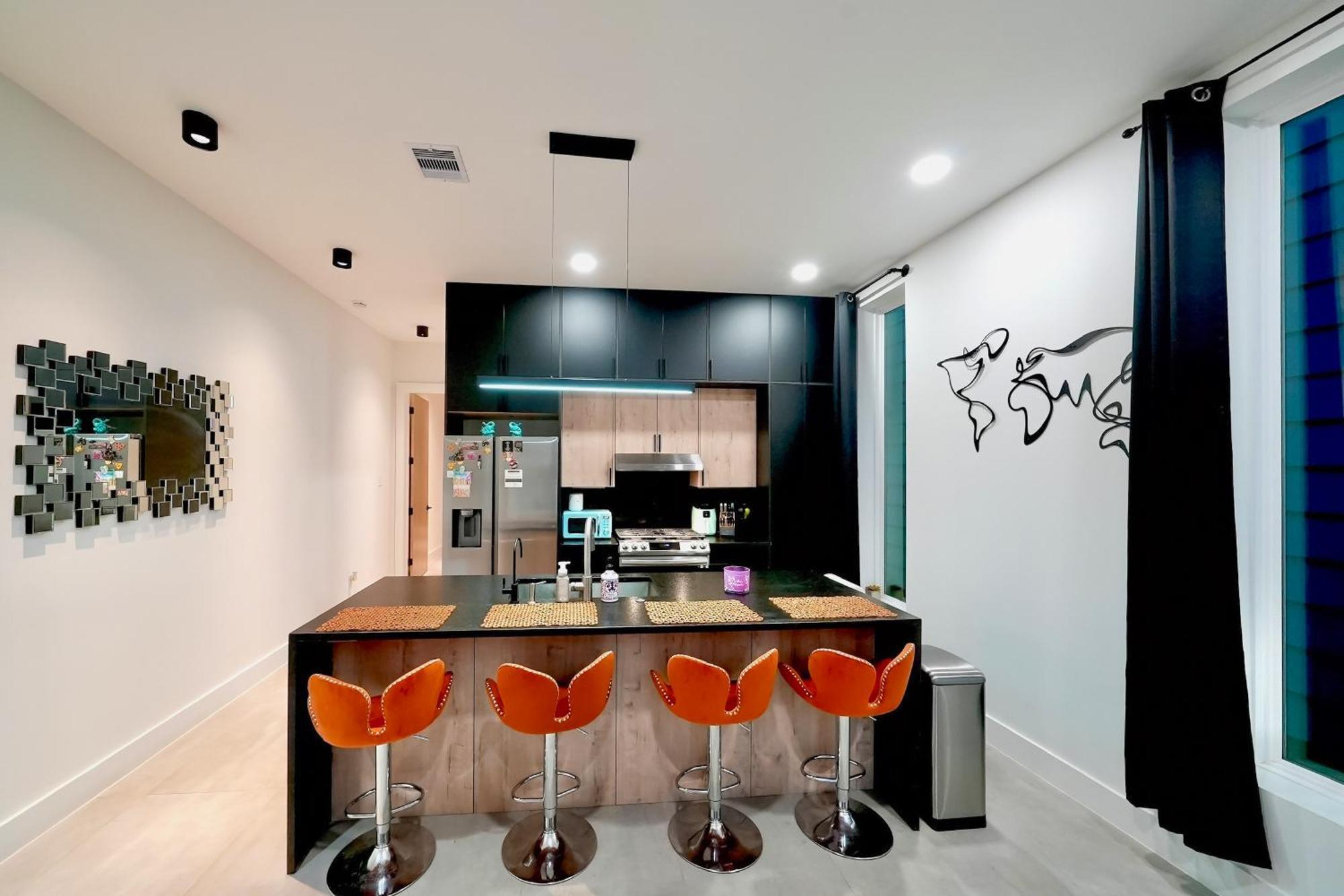 3 Mi To Dtwn Modern Townhome With Yard In Holiday home Houston
