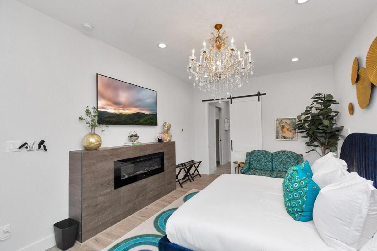 Houston's Downtown Bloom House - Spacious Floral Escape For Groups Holiday home *