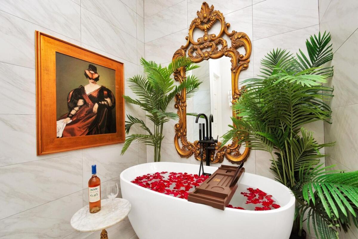 Houston's Downtown Bloom House - Spacious Floral Escape For Groups Holiday home Houston