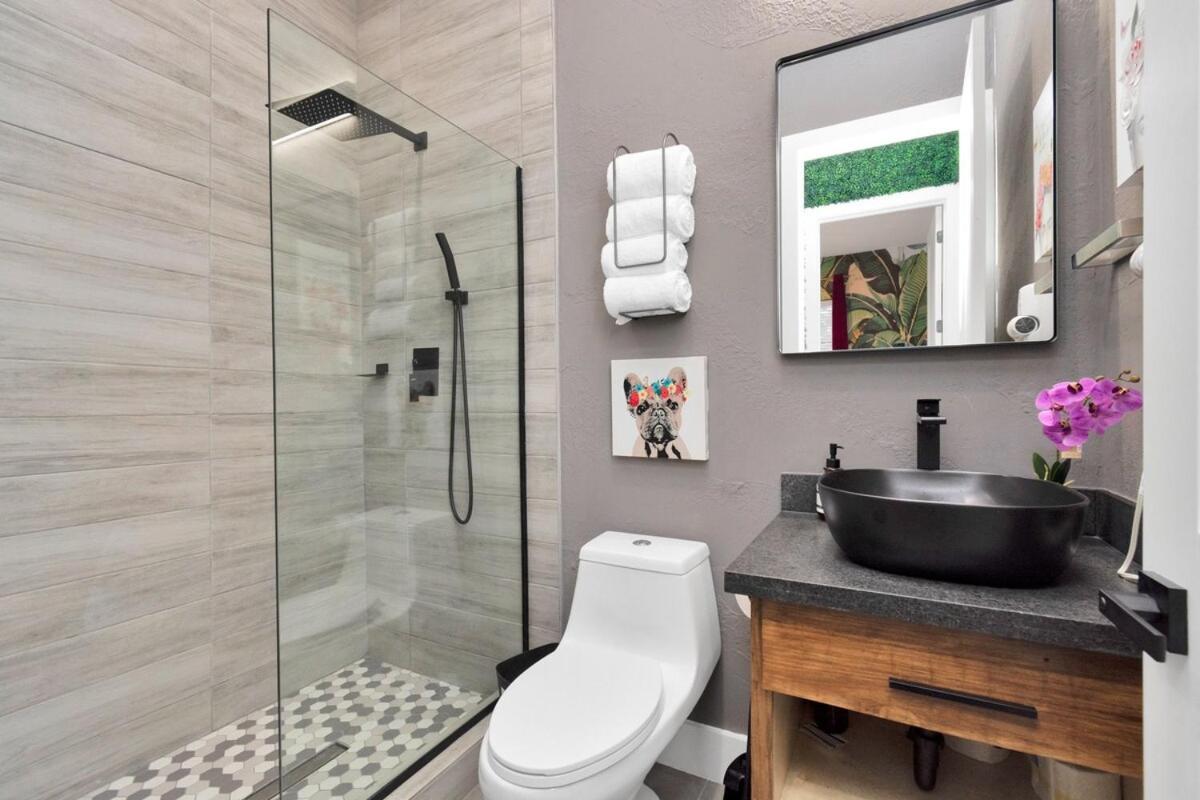 Houston's Downtown Bloom House - Spacious Floral Escape For Groups