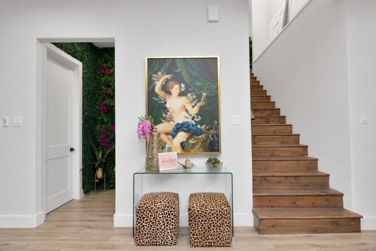 Houston's Downtown Bloom House - Spacious Floral Escape For Groups Holiday home *