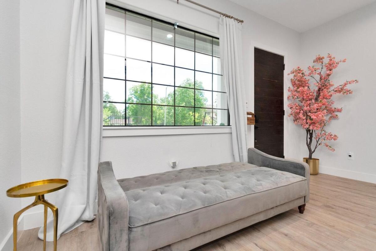 Houston's Downtown Bloom House - Spacious Floral Escape For Groups Holiday home Houston