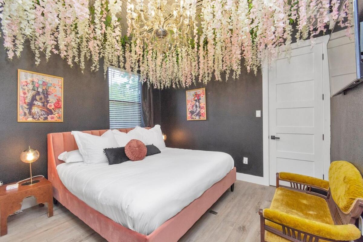 Houston's Downtown Bloom House - Spacious Floral Escape For Groups Holiday home *
