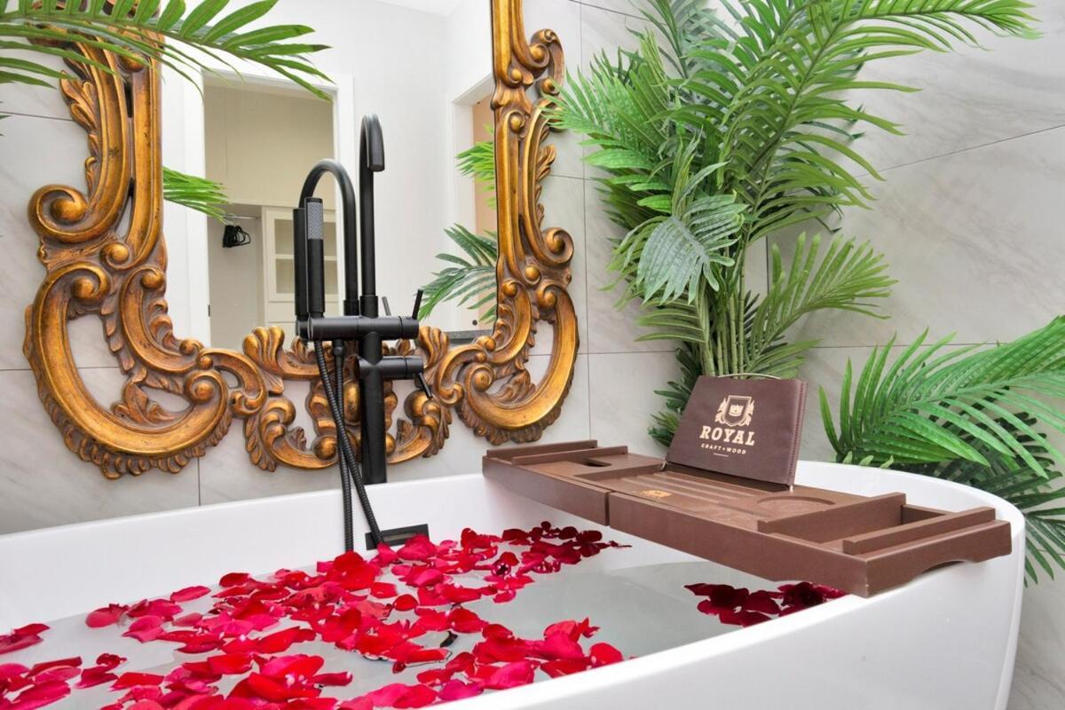Houston's Downtown Bloom House - Spacious Floral Escape For Groups Holiday home