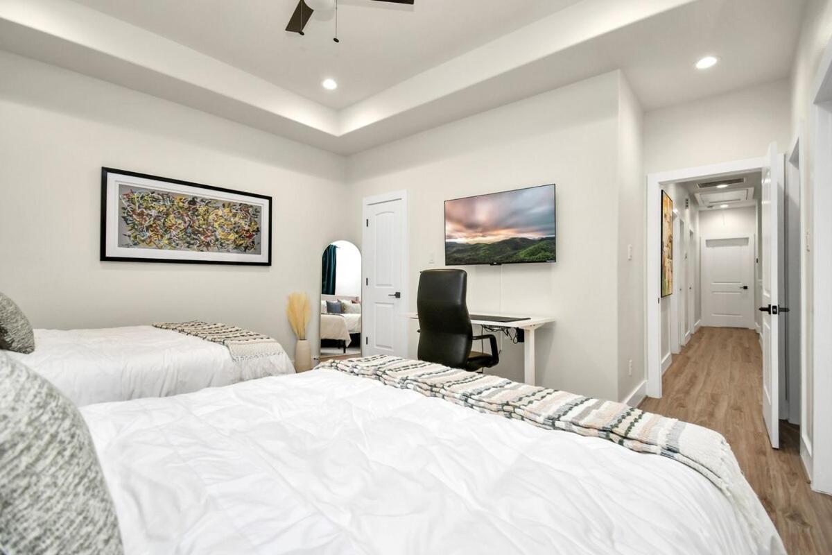 Villa 1 Miles From Hdt Kingbed Freeparking Laudry
