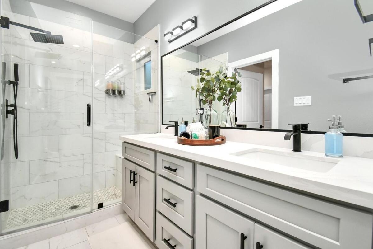 Villa 1 Miles From Hdt Kingbed Freeparking Laudry