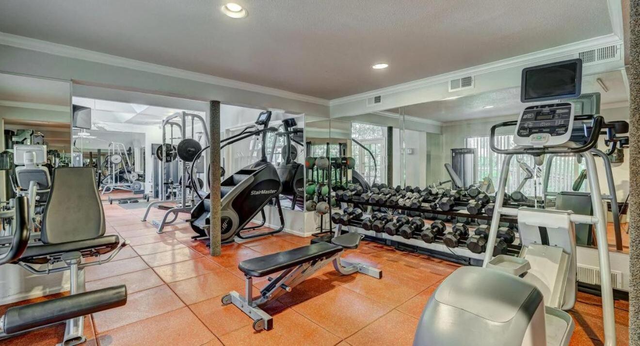 Cozy 1br - Galleria Area Free Parking Apartment
