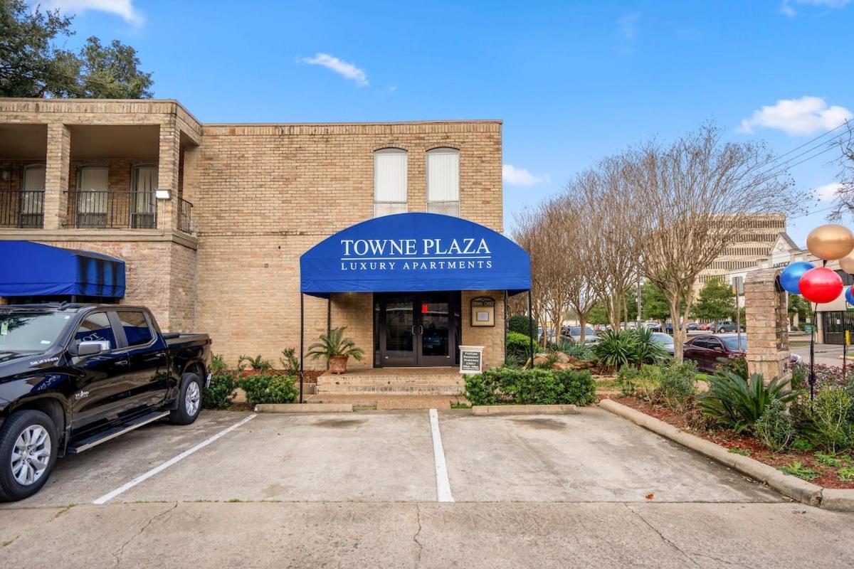 Towne Plaza #104 In The Galleria Area Apartment