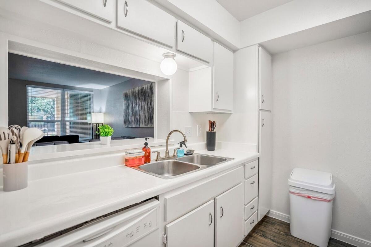 Towne Plaza #104 In The Galleria Area Apartment *