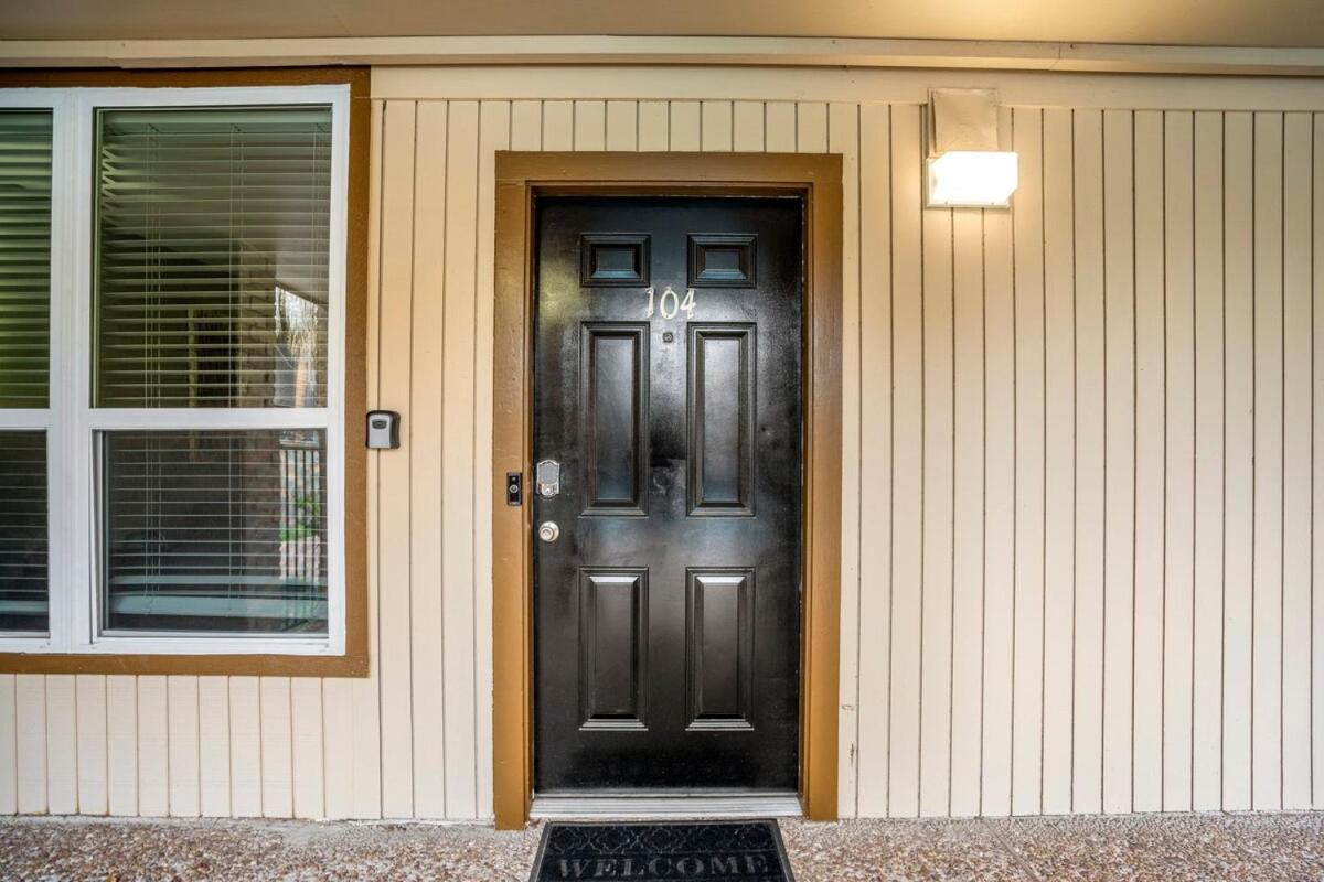 Apartment Towne Plaza #104 In The Galleria Area *