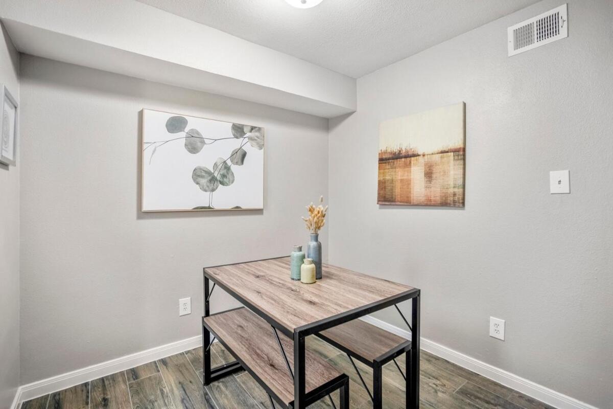 Towne Plaza #104 In The Galleria Area * Houston