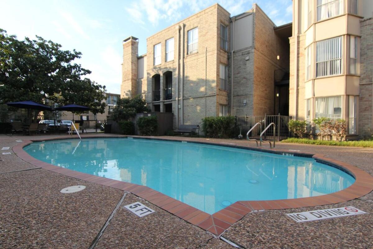 Apartment Towne Plaza #104 In The Galleria Area