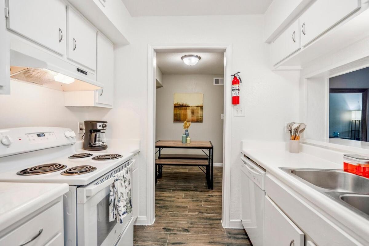 Apartment Towne Plaza #104 In The Galleria Area *