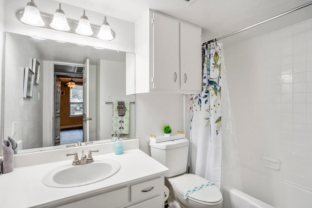 Towne Plaza #104 In The Galleria Area Apartment
