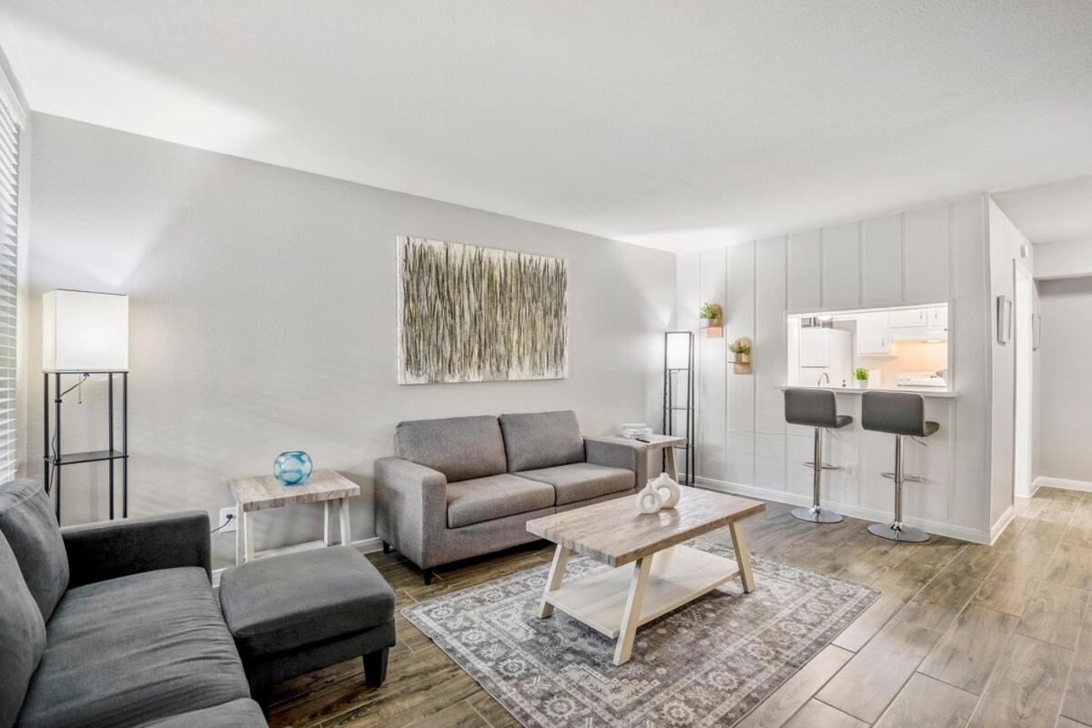 Apartment Towne Plaza #104 In The Galleria Area *