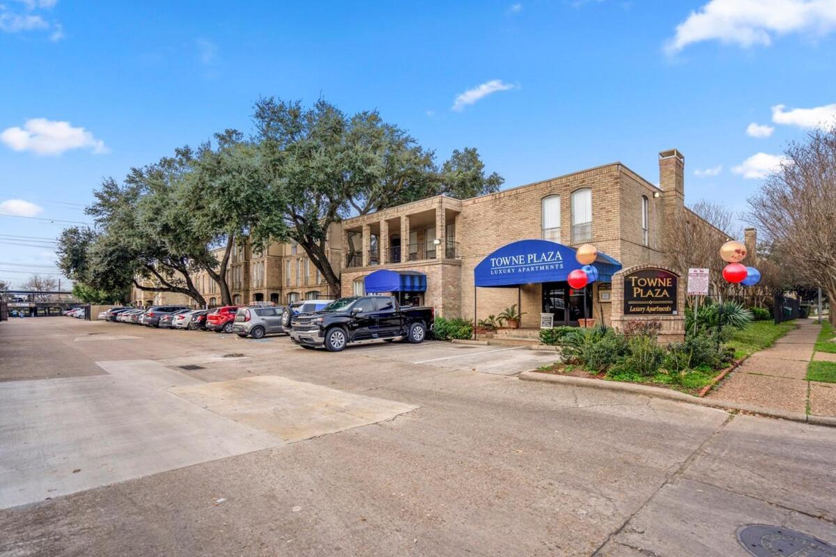 Towne Plaza #104 In The Galleria Area * Houston