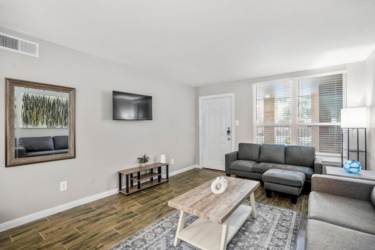 Towne Plaza #104 In The Galleria Area * Houston