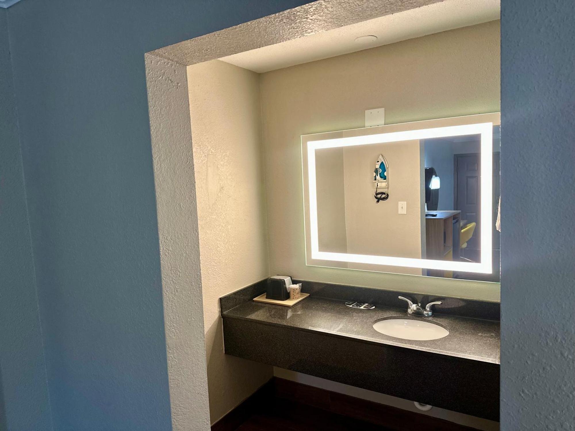 Days By Wyndham East Houston