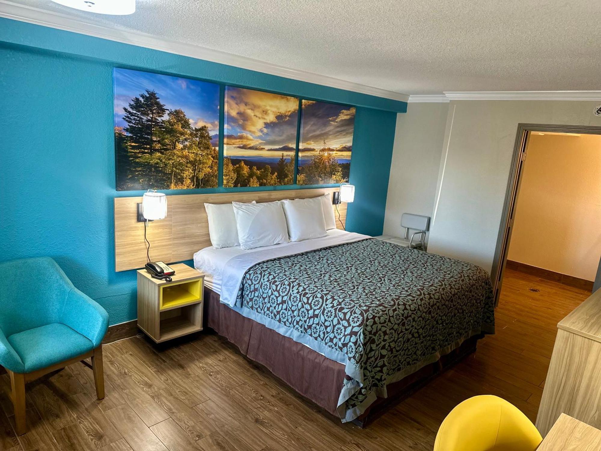 Days By Wyndham East Hotel
