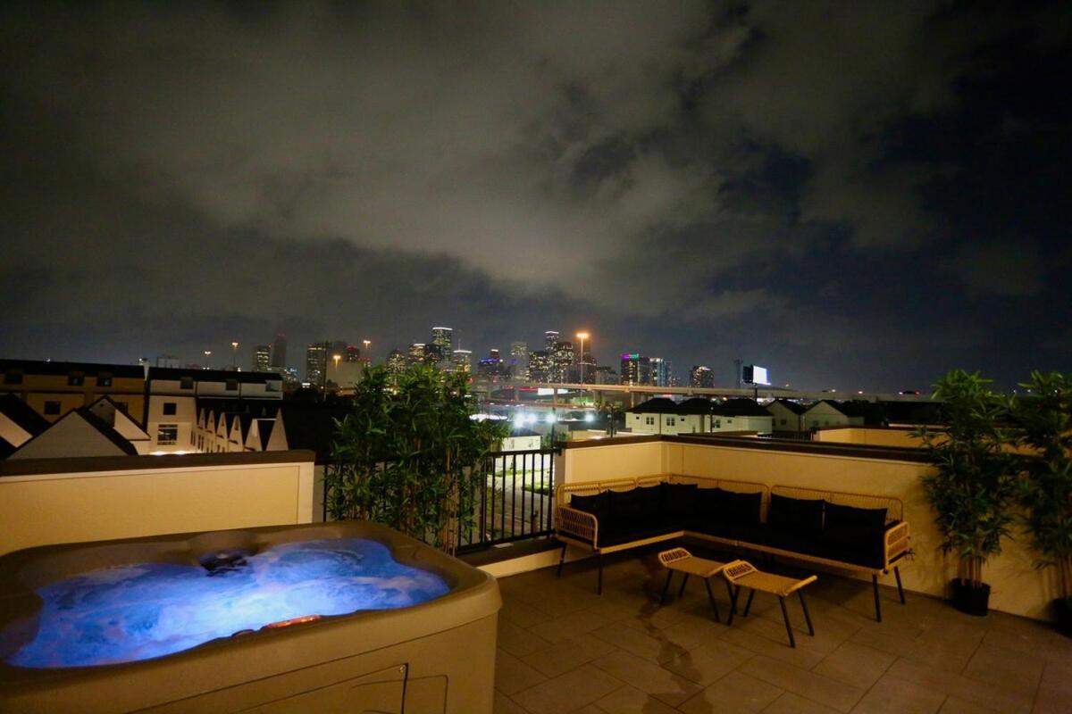 Villa Skyline View W Jacuzzi, 5 Mins To Dt *