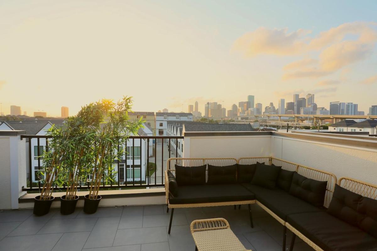 Skyline View W Jacuzzi, 5 Mins To Dt * Houston