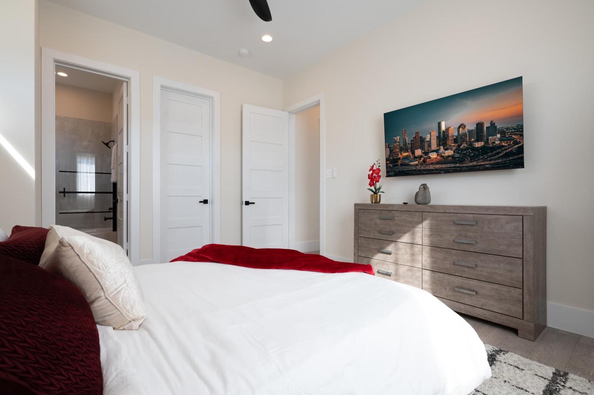 Luxurious Escape Spacious Layout Sleeps 10 With Bbq & Private Rooftop & Mini Gym - Mins To Downtown Holiday home *
