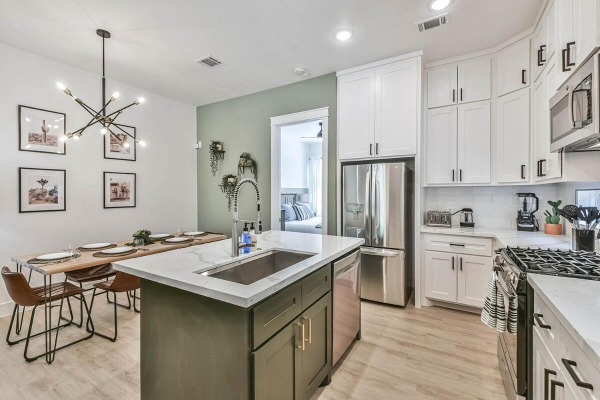 Inter-connected Duplex 8br Sleeps 22 Swim Holiday home Houston
