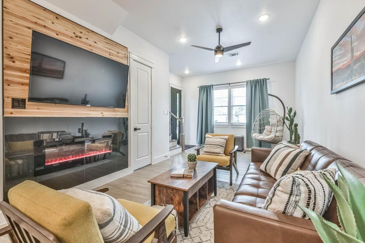Inter-connected Duplex 8br Sleeps 22 Swim * Houston