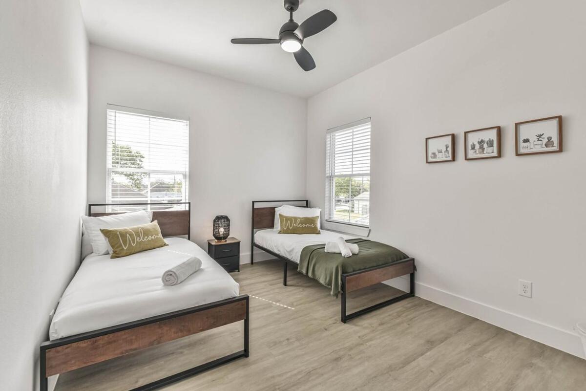 Inter-connected Duplex 8br Sleeps 22 Swim *