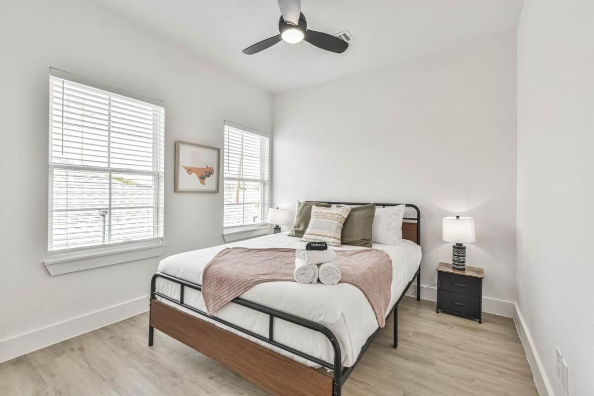 Inter-connected Duplex 8br Sleeps 22 Swim * Houston