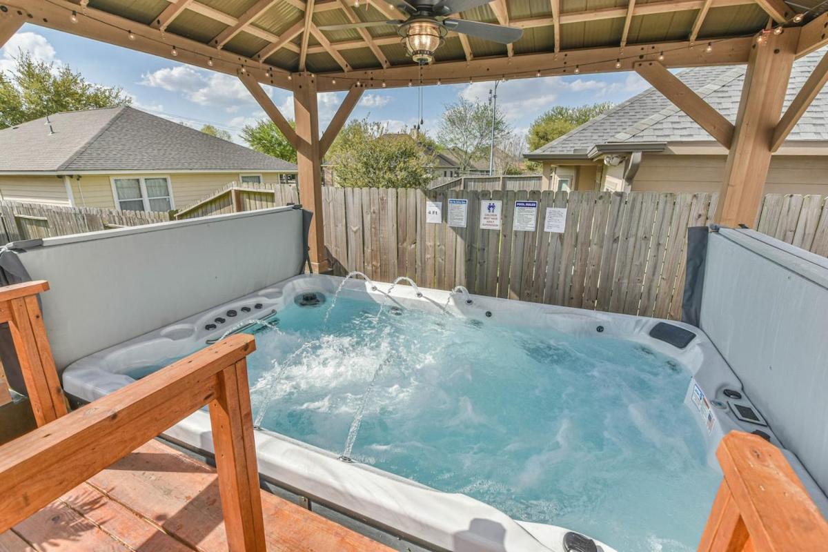 Inter-connected Duplex 8br Sleeps 22 Swim Houston