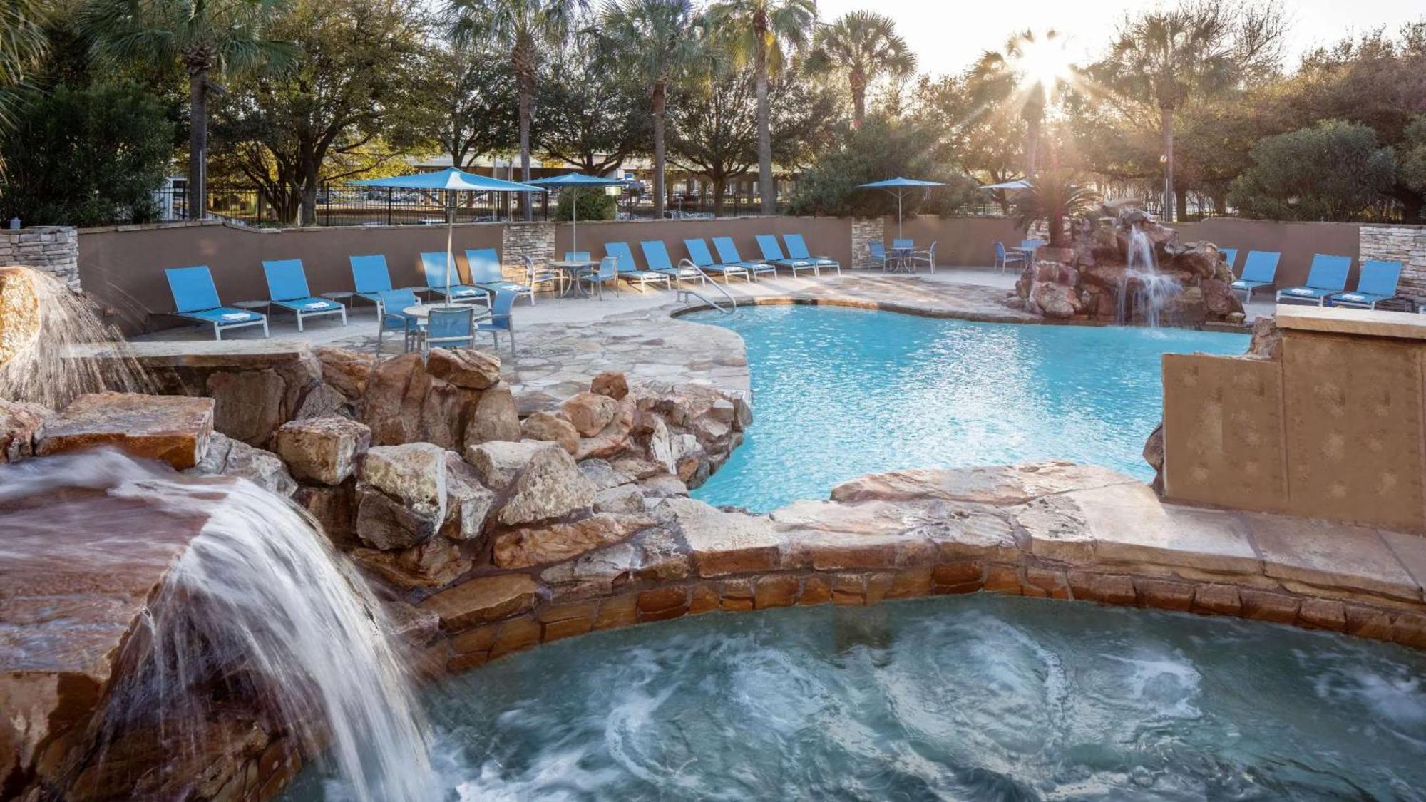 Sonesta Iah Airport Hotel 4*