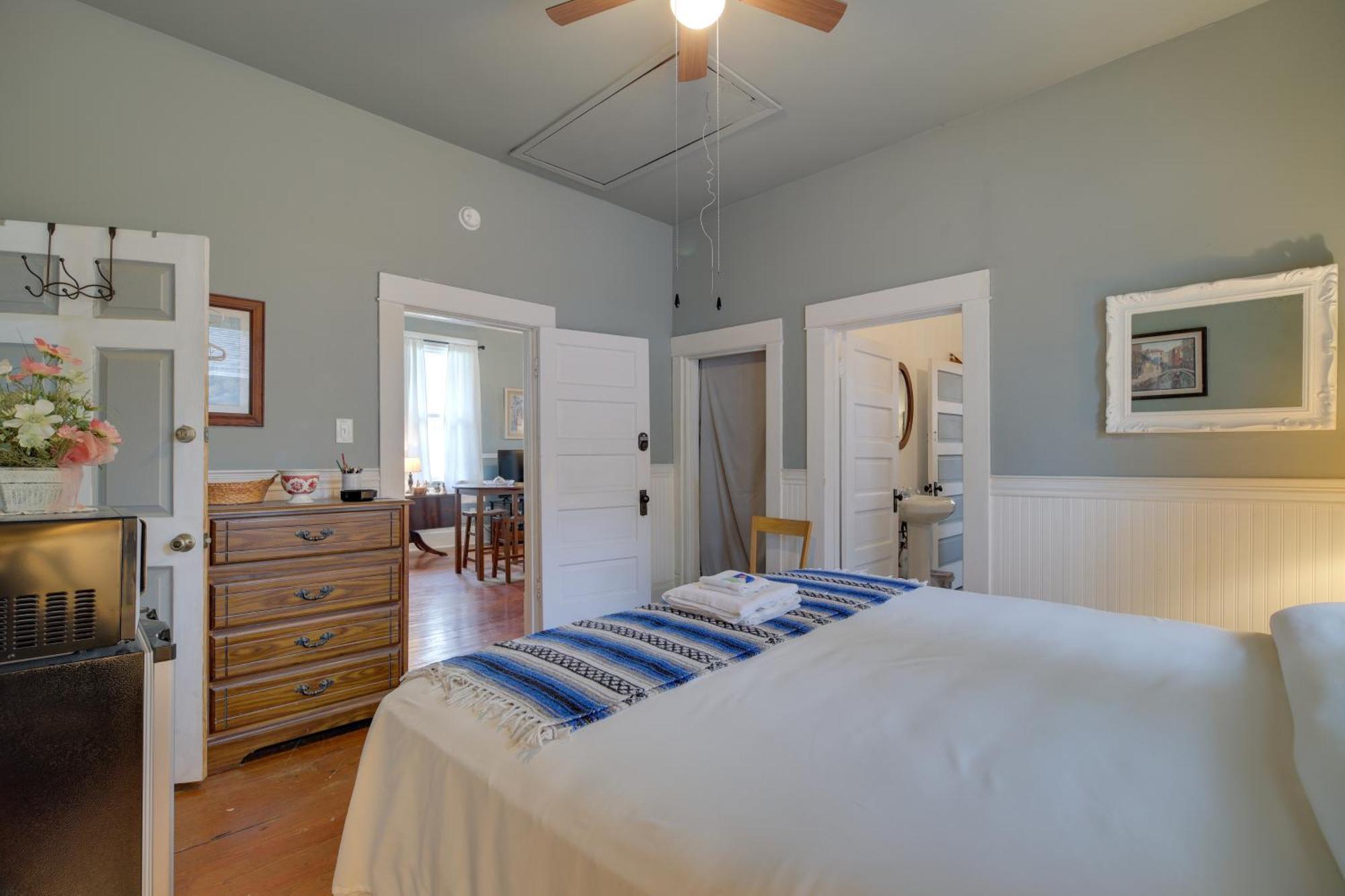 Pet-friendly With Yard 3 Mi To Dtwn Houston! Holiday home