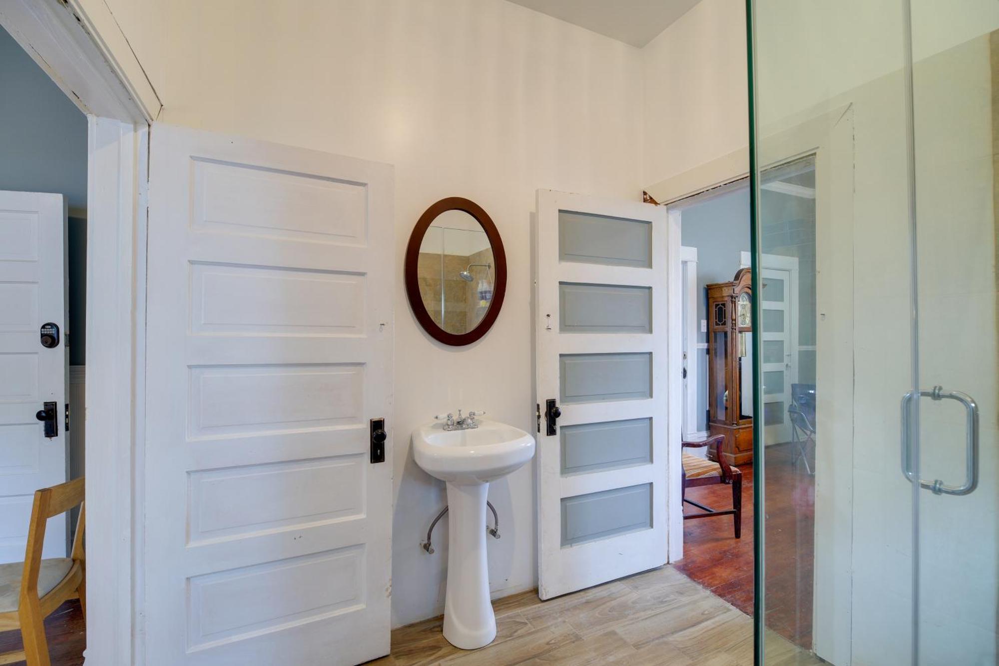 Holiday home Pet-friendly With Yard 3 Mi To Dtwn Houston!