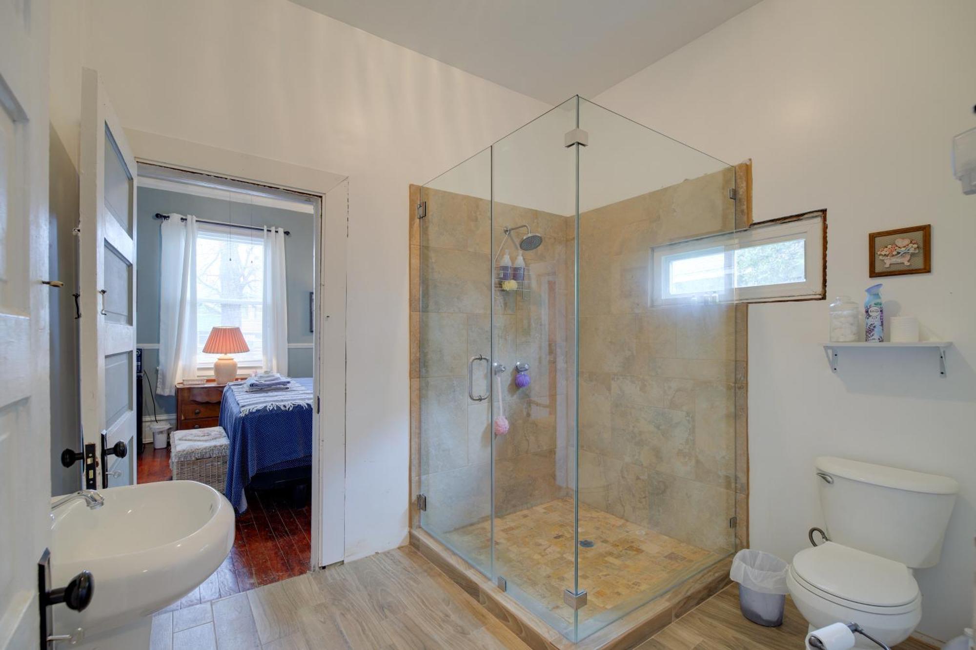 Pet-friendly With Yard 3 Mi To Dtwn Houston! Holiday home Houston