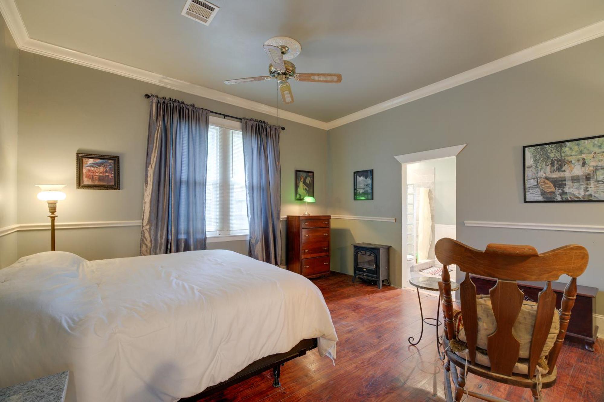 Holiday home Pet-friendly With Yard 3 Mi To Dtwn Houston!