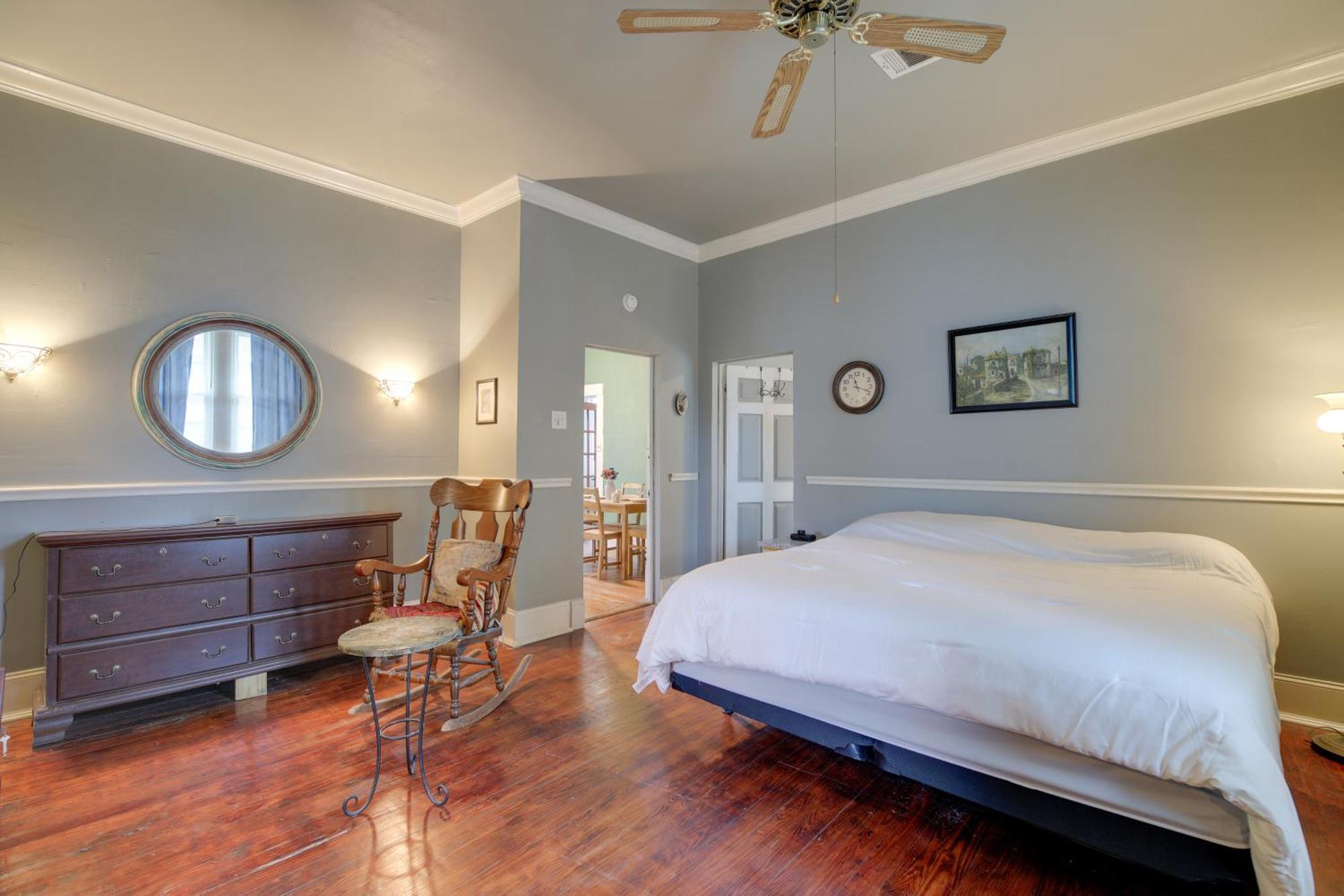 Holiday home Pet-friendly With Yard 3 Mi To Dtwn Houston!