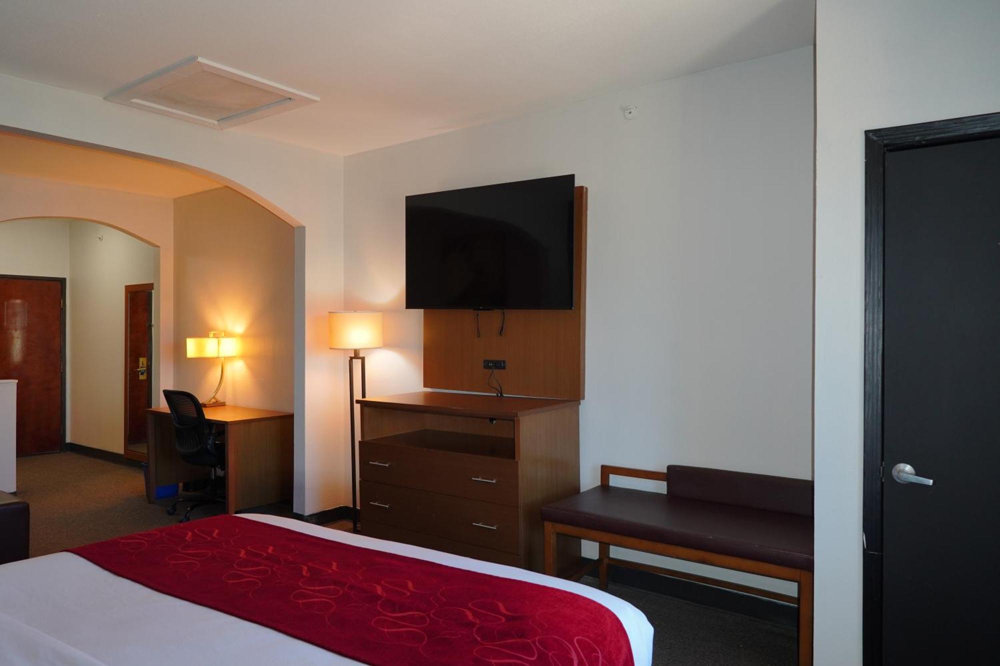Comfort Bush Intercontinental Airport 3*