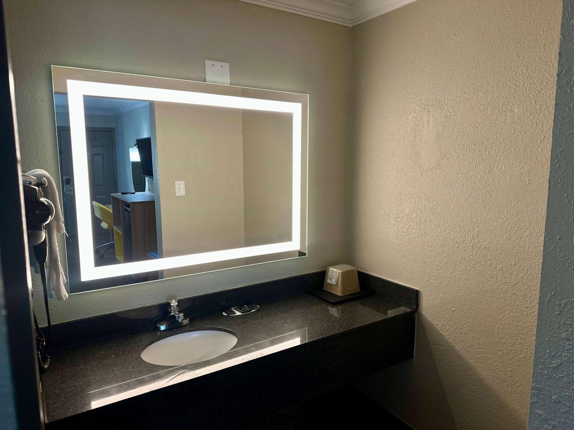 Hotel Days By Wyndham East Houston