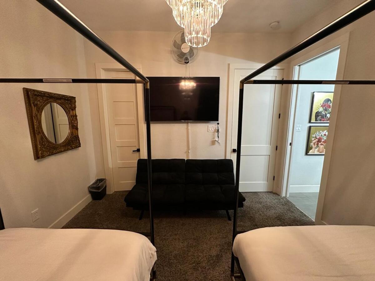 Houston's Downtown Bloom House - Spacious Floral Escape For Groups Holiday home