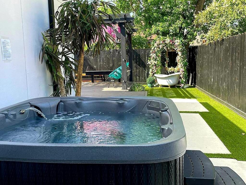 Houston's Downtown Bloom House - Spacious Floral Escape For Groups Holiday home Houston
