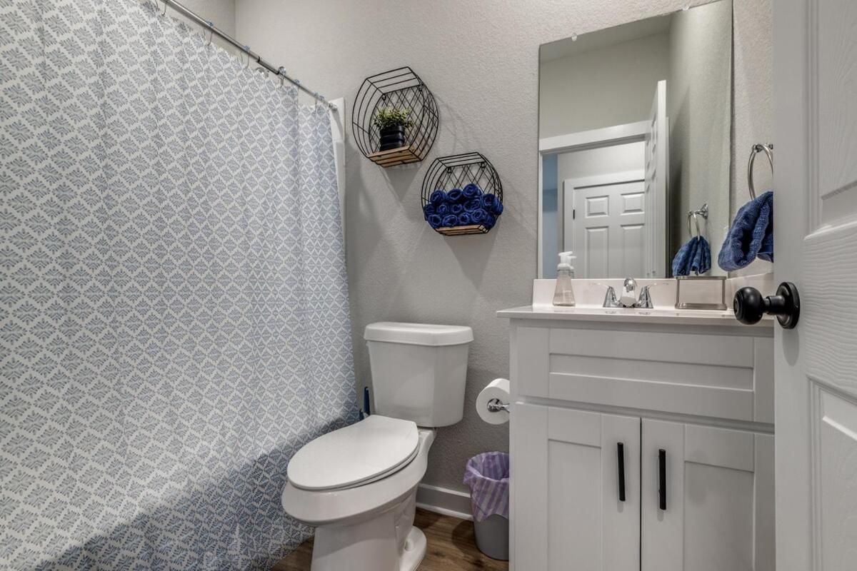 Elegant Stylish In Gated Neighborhood! Houston