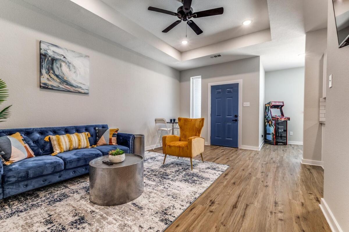 Elegant Stylish In Gated Neighborhood!